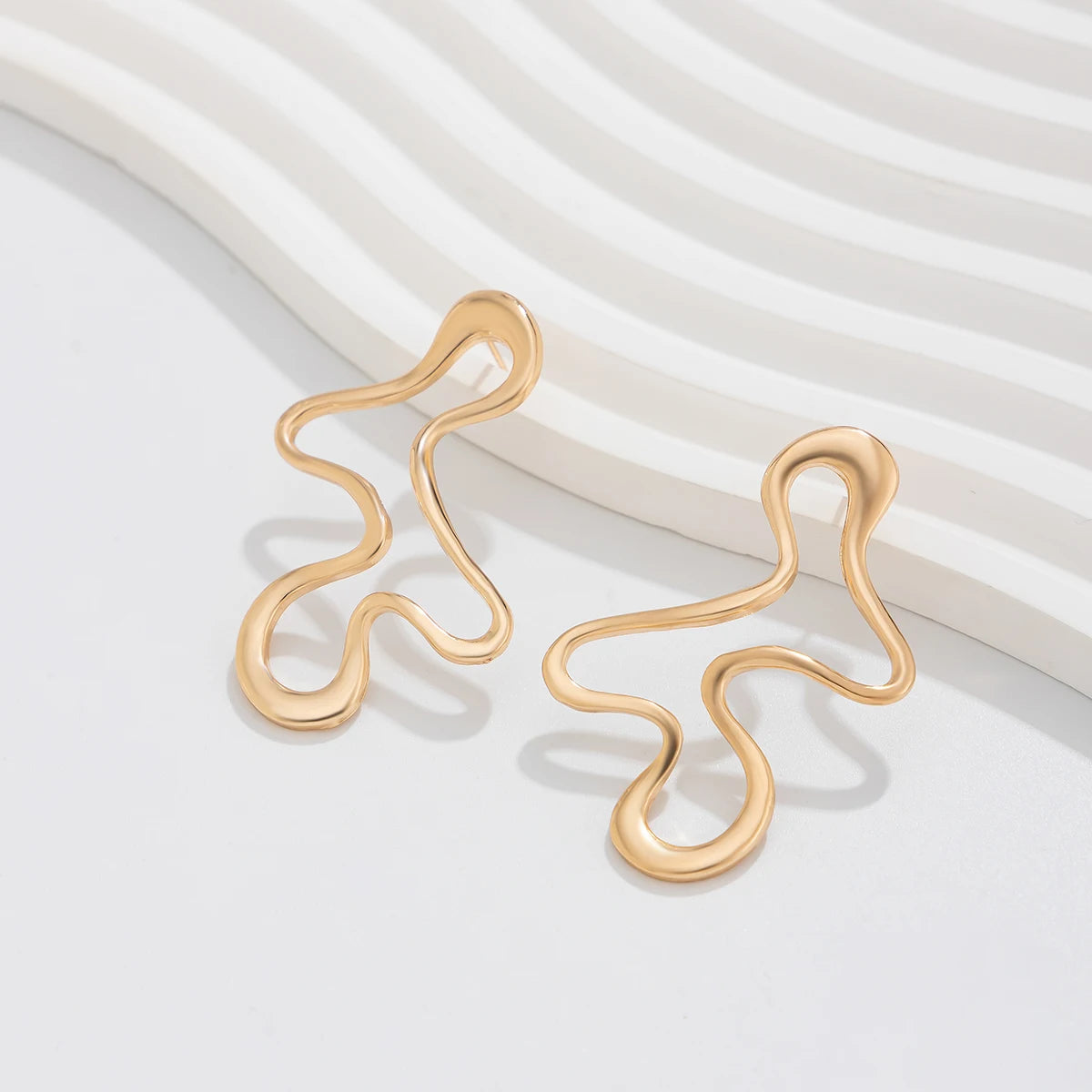 Minimalista Brinco de Metal Geométrico Irregular com Design Vazado.