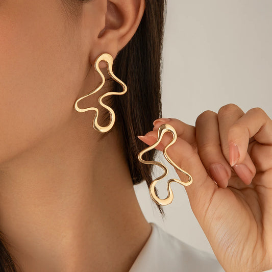 Minimalista Brinco de Metal Geométrico Irregular com Design Vazado.